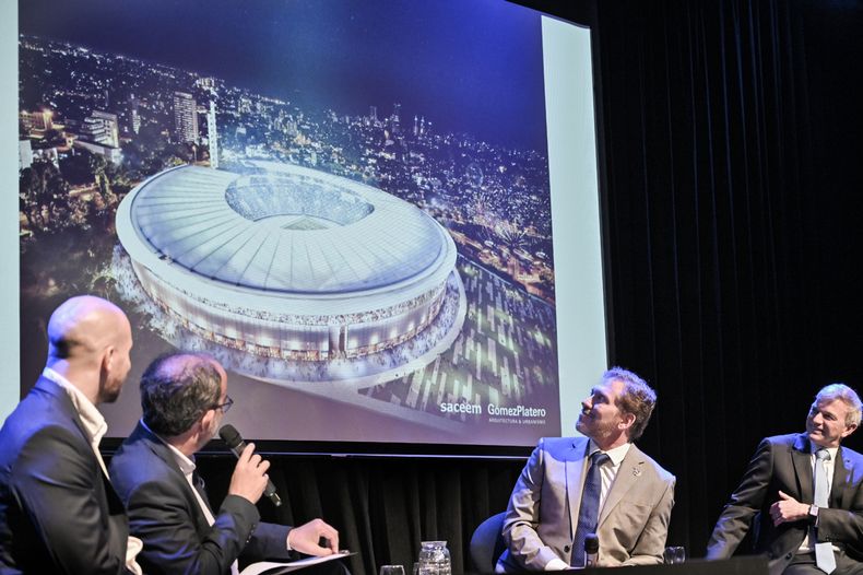 Juan Pittaluga, director periodístico de Búsqueda Andrés Danza, presidente de la Conmebol Alejandro Domínguez y secretario Nacional del Deporte Sebastián Bauzá