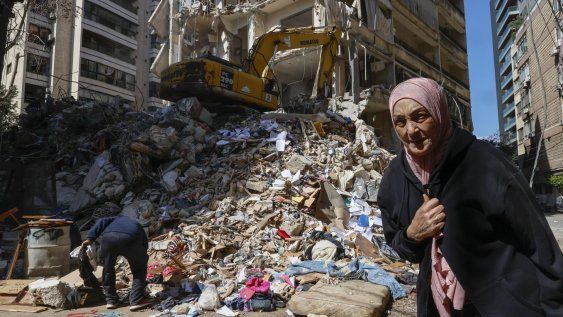 Una mujer camina junto a un edificio residencial destruido al día siguiente de un ataque aéreo israelí en el barrio de Ain Mreisseh, en Beirut, Líbano, el 9 de abril de 2026.