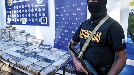 Un policía custodia un cargamento de pasta base incautado en Florida. Foto: Javier Calvelo / adhocFOTOS