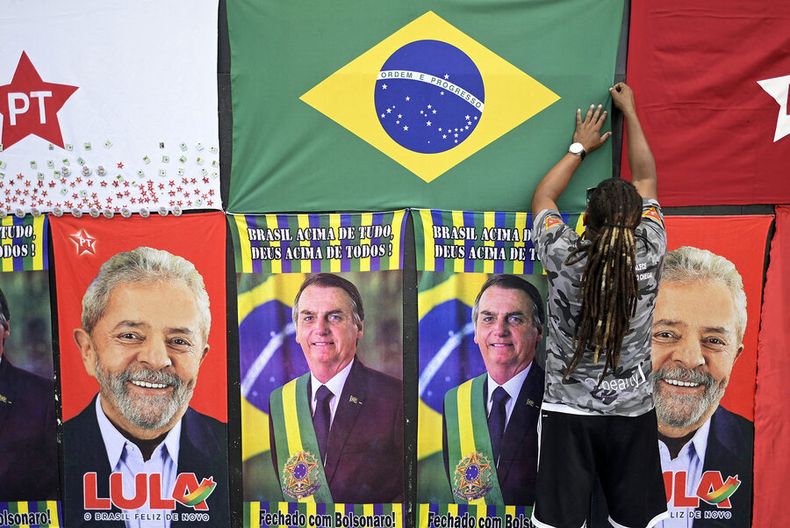 Banderas de Lula y Jair Bolsonaro en el centro de Río de Janeiro. Foto: Douglas Magno / AFP