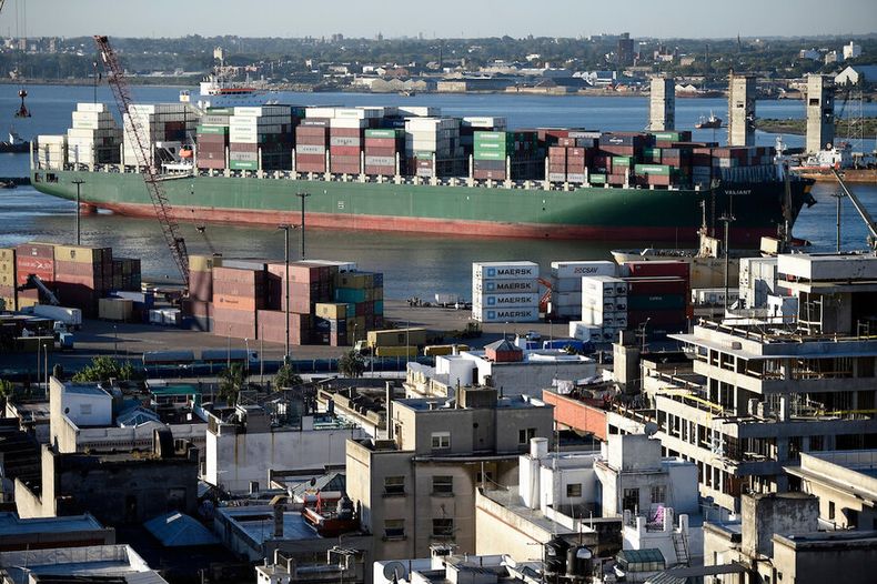 Un barco porta contenedores ingresa al Puerto de Montevideo