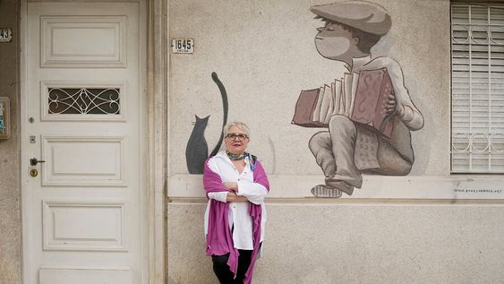 Laura Canoura en las calles del barrio Palermo, donde vive. Fotos: Javier Calvelo, adhocFOTOS Laura Canoura en las calles del barrio Palermo, donde vive. Fotos: Javier Calvelo, adhocFOTOS