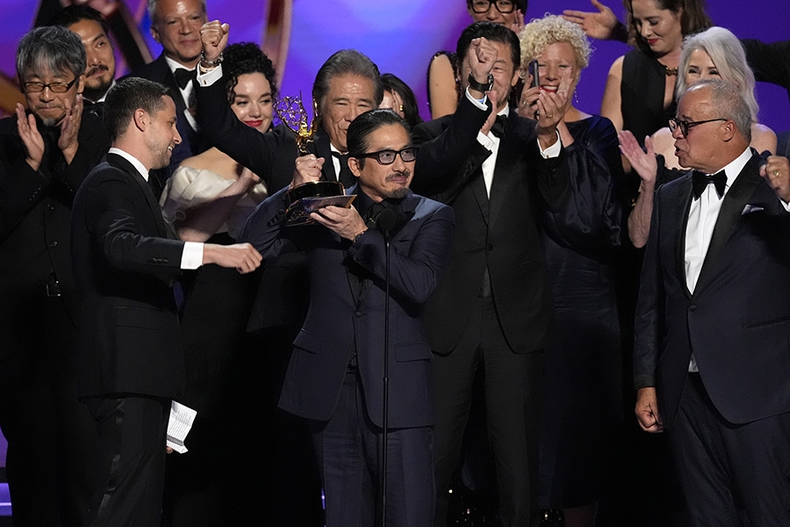 Justin Marks, Hiroyuki Sanada y el elenco de Shogun, ganadora de la Mejor serie de drama