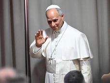 El papa León XIV saluda a los participantes al finalizar la presentación de su primera encíclica, Magnifica humanitas, en la Ciudad del Vaticano, el 25 de mayo de 2026. El papa León XIV saluda a los participantes al finalizar la presentación de su primera encíclica, Magnifica humanitas, en la Ciudad del Vaticano, el 25 de mayo de 2026.
