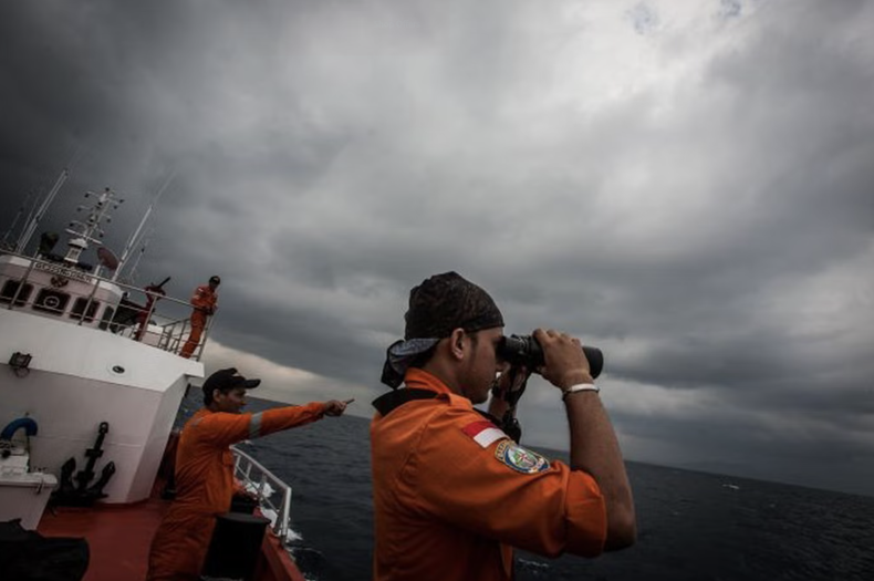 Los equipos de búsqueda y rescate de Indonesia inspeccionan alta mar como parte de la misión de búsqueda.