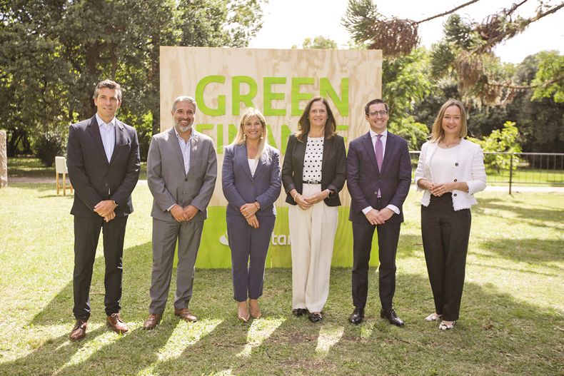 Director Banca Empresas Esteban Gherardi, CEO de Santander Uruguay Gustavo Trelles, de Green Finance Lorena Laborde, ministra de Industria Elisa Facio, group head of Green Finance Lucas Arangüena y head of Green Finance Retail Bank Alexandra Borisova
