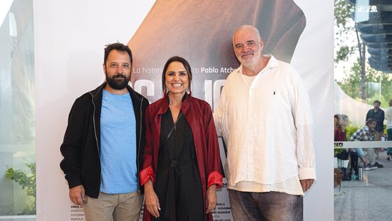 El productor de Los hijos de la montaña Sebastián Bednarik con la directora Mercedes Sader y el protagonista Pablo Atchugarry 
