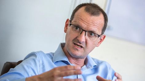 Búsqueda | Guillermo Mocecchi, director de Desarrollo Ambiental de la Intendencia de Montevideo, durante la entrevista con Búsqueda. Foto: Mauricio Zina / adhocFOTOS