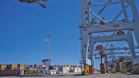 Contenedores en la terminal del puerto de Montevideo. Foto: Pablo Vignali, adhocFOTOS