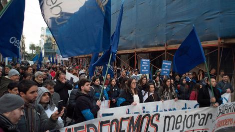 Trabajadores de AEBU en una marcha