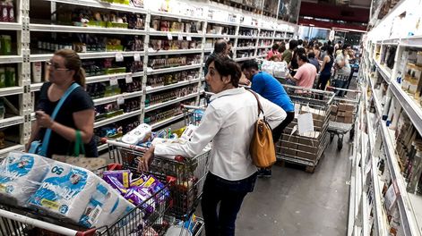 Supermercado de Montevideo. Foto: Javier Calvelo / adhocFOTOS