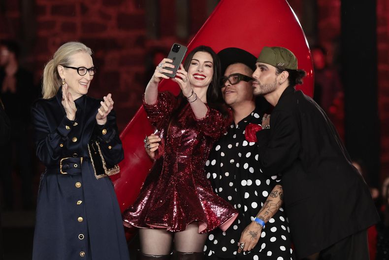 En la capital mexicana, Meryl Streep y Anne Hathaway pararon en el museo Anahuacalli, donde desfilaron —y hasta bailaron— en el marco de la Semana de la Moda de México.