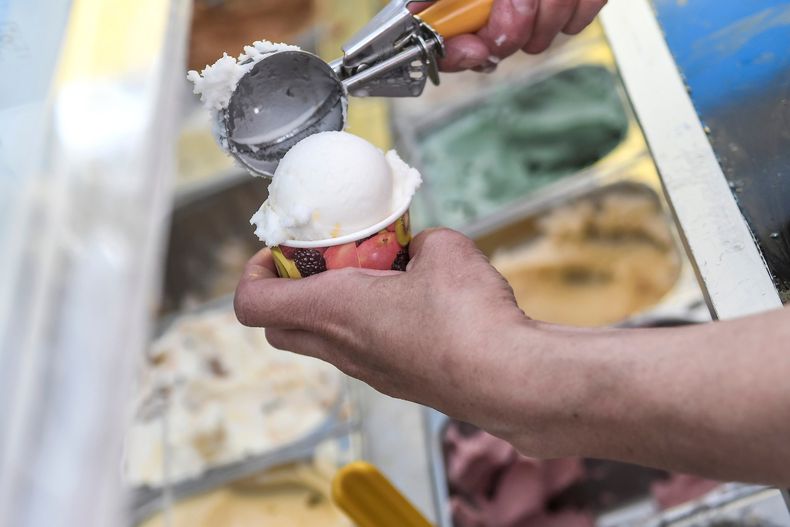 Tras el malestar del sacerdote, la empresa quitó la propaganda del helado de la vía pública. 