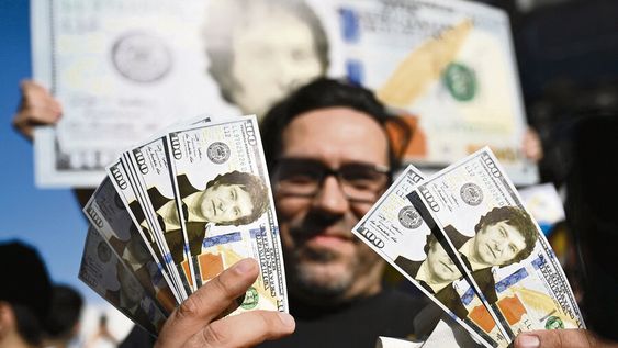 Un militante de La Libertad Avanza, el partido de Javier Milei, en un acto político rumbo a las elecciones del próximo domingo 22. Foto: AFP