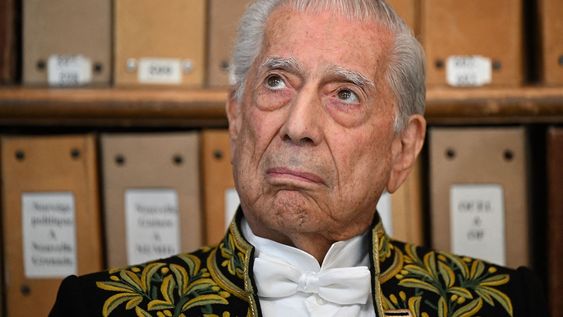 Mario Vargas Llosa en la ceremonia de ingreso a la Academia Francesa, 2023 Mario Vargas Llosa en la ceremonia de ingreso a la Academia Francesa, 2023