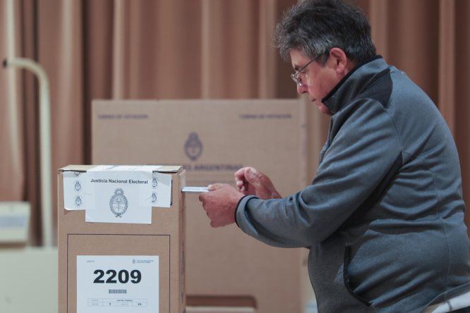 Varias personas asisten a centros de votación en la Ciudad de Buenos Aires este domingo al realizarse las elecciones legislativas a nivel nacional que eligen diputados y senadores en la república Argentina.