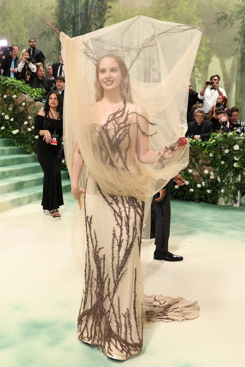 La cantante Lana del Rey vistió una pieza surrealista de Alexander McQueen inspirada en otra que fue diseñada por el británico (fallecido en 2010) hace 20 años. 