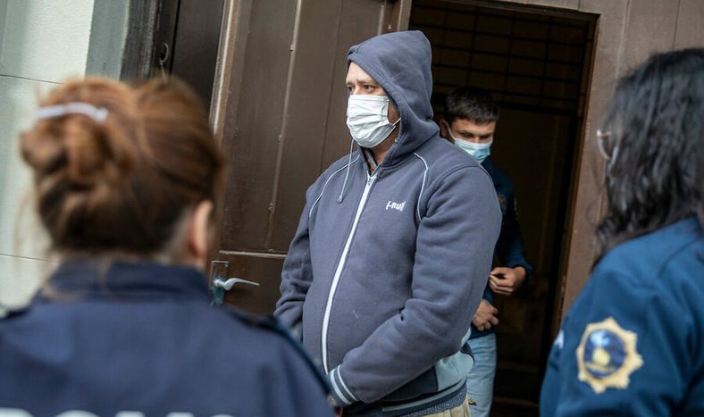Carlos Taroco, exdirector de la cárcel de Santiago Vázquez, conducido desde la Fiscalía General de la Nación hasta el juzgado de Juan Carlos Gómez . Foto: Mauri