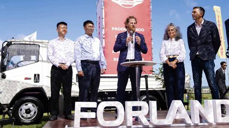 El gerente comercial de Marketing y Ventas y el director regional de Forland para Sudamérica, Gary Tan y Changliang Han, con el vicepresidente, la CEO y el gerente de comercial de la división Camiones de Fidocar, Stephen Jakter, Victoria Hernández y Agustín López