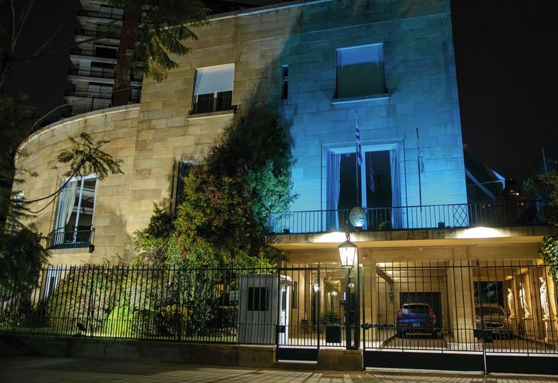 Desde 1948 la exresidencia Méndes Gonçalves, obra del arquitecto húngaro Kálnay, funciona como residencia de los embajadores uruguayos en Argentina.