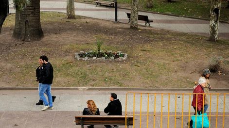 Plaza principal de la ciudad de Canelones. Foto: Javier Calvelo / adhocFotos
