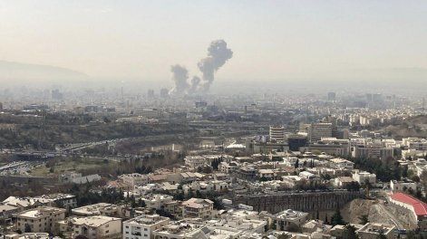 Una columna de humo emerge del centro de Teherán tras un ataque israelí este sábado.