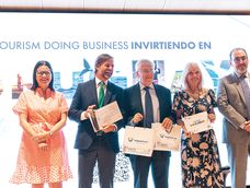 Directora ejecutiva de ONU Turismo Natalia Bayona, presidente de la República Luis Lacalle Pou, ministro de Turismo Tabaré Viera, vicepresidenta de la República Beatriz Argimón y presidente de CAF Sergio Díaz-Granados