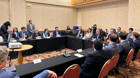 Autoridades nacionales e internacionales durante primera reunión de la comisión creada por el Acuerdo sobre el Acuífero Guaraní