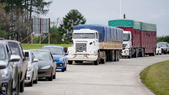 Vehículos esperando para pasar por la frontera con Argentina. Vehículos esperando para pasar por la frontera con Argentina.