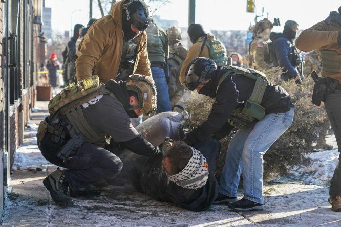 Un manifestante es arrestado mientras la gente se reúne después de que agentes de ICE dispararon a alguien varias veces mientras intentaban detenerlo en Minneapolis, Minnesota, EE.UU., el 24 de enero de 2026.