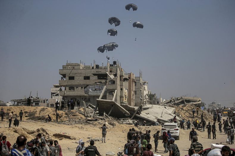 La ayuda humanitaria lanzada por el Ejército Real Jordano aterriza en el norte de la Franja de Gaza, el 27 de julio de 2025