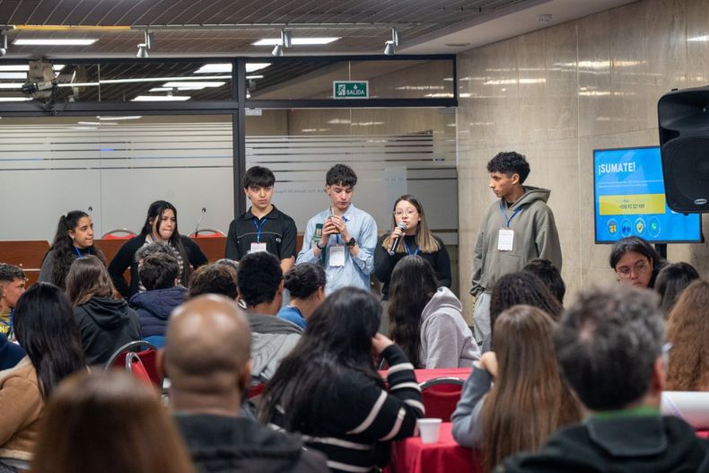 Un grupo de adolescentes habla durante la consulta nacional sobre entornos digitales e IA realizada en el anexo del Palacio Legislativo el 3 de setiembre de 2026.