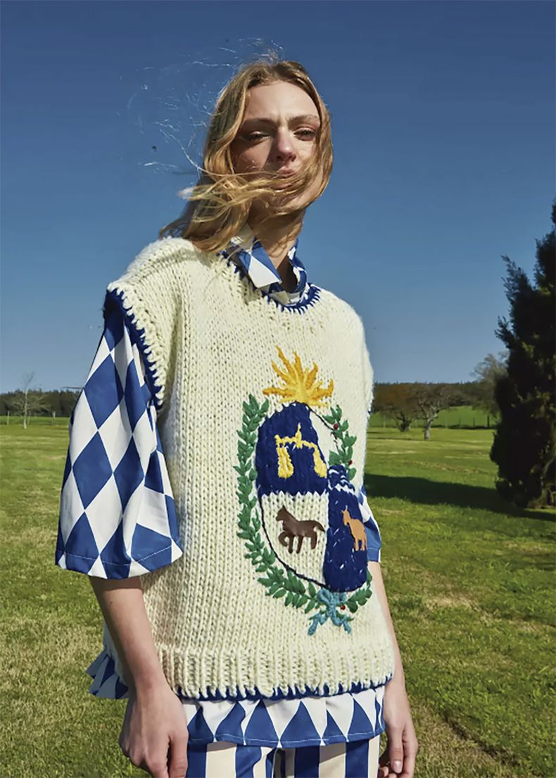 El chaleco Uruguay fue elegido por los Latin American Fashion Awards para anunciar el lugar de The Farra entre las finalistas. El conjunto debajo del chaleco, también de la marca, cuenta con estampas pintadas a mano.