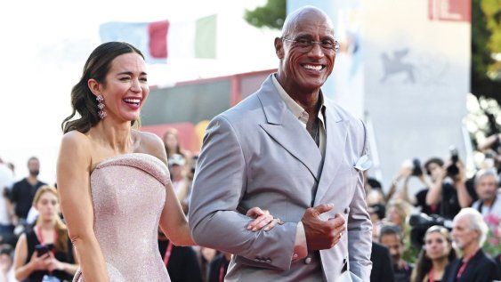 La actriz británica Emily Blunt y el actor y luchador estadounidense Dwayne Johnson asistieron a la alfombra roja de la película The Smashing Machine, que protagonizan juntos. La actriz británica Emily Blunt y el actor y luchador estadounidense Dwayne Johnson asistieron a la alfombra roja de la película The Smashing Machine, que protagonizan juntos.