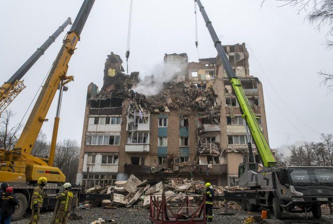 Equipos de rescate ucranianos trabajan en el lugar del ataque ruso contra un edificio residencial de gran altura en Ternópil, al oeste de Ucrania, el 20 de noviembre de 2025, en el marco de la invasión rusa.