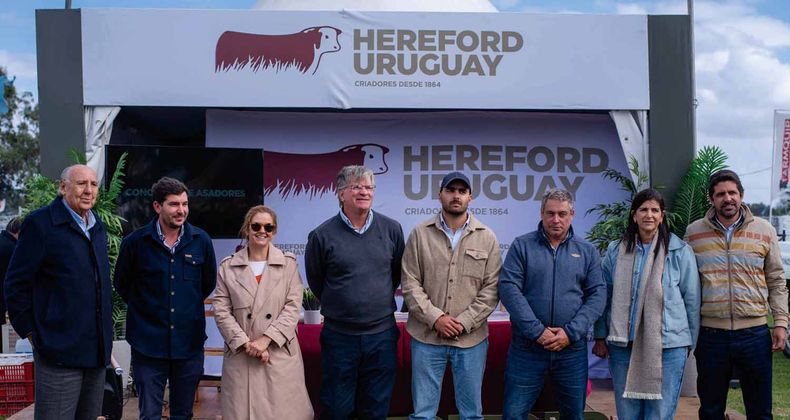 Los rematadores Daniel Dutra y Juan Martín Birriel; la vicepresidente y el presidente de la Sociedad Criadores de Hereford del Uruguay (SCHU), Lucía Perdomo y Nicolás Shaw; el presidente de la Sociedad Agropecuaria de Rocha, Joaquín Rivero; y los directivos de la SCHU Martín Segredo, María Giovanna Astore y Danilo Redín