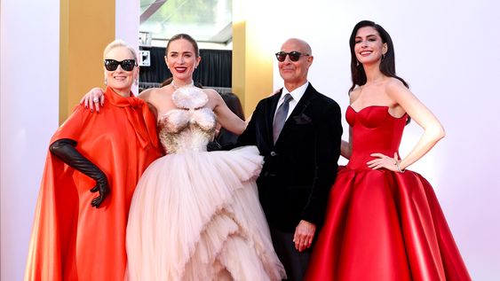 Los protagonistas de la película irradiaron poder a través de la moda, con vestuarios predominantemente rojos y de siluetas escultóricas. Los protagonistas de la película irradiaron poder a través de la moda, con vestuarios predominantemente rojos y de siluetas escultóricas.