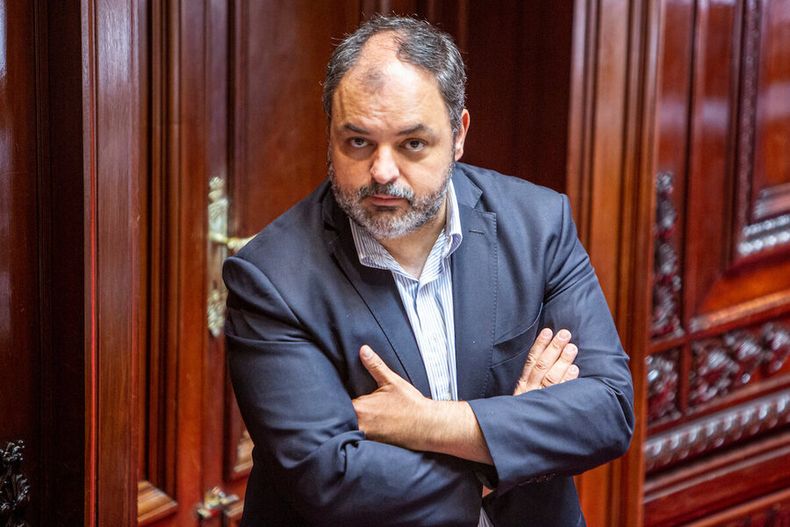 El senador renunciante Charles Carrera