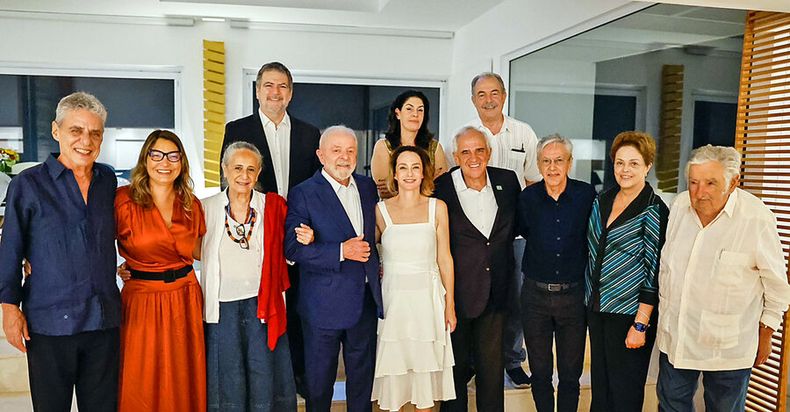 Lula, Mujica y los expresidentes de Brasil Dilma Rousseff y de Colombia Ernesto Samper en una cena con figuras de la música popular brasileña