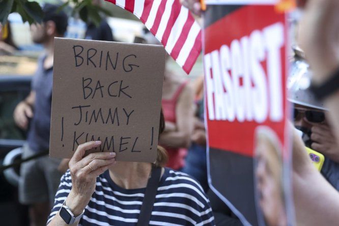 Protestas frente a las oficinas de ABC en respuesta a la suspensión del presentador estadounidense Jimmy Kimmel de su programa nocturno de entrevistas en Nueva York, EE. UU., el 18 de setiembre de 2025.