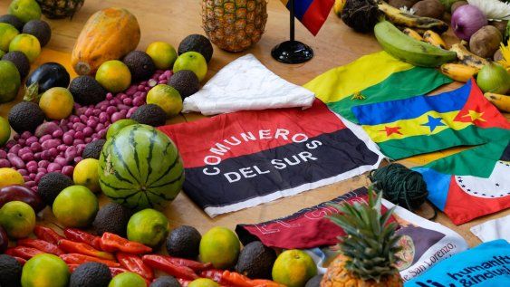 Ofrenda del grupo armado Comuneros del Sur durante un acto para analizar el Proceso de Paz Territorial en Nariño Ofrenda del grupo armado Comuneros del Sur durante un acto para analizar el Proceso de Paz Territorial en Nariño