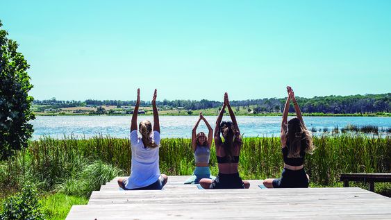 Grupo del Wellness Center practicando yoga con vistas panorámicas a la Laguna Blanca Grupo del Wellness Center practicando yoga con vistas panorámicas a la Laguna Blanca