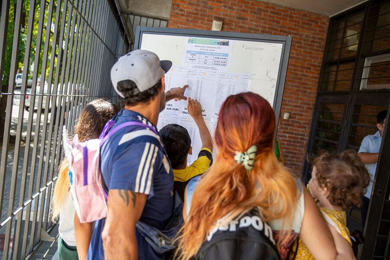 Comienzo de clases en el Liceo Nº 29 Alicia Goyena en Montevideo. Foto: Mauricio Zina, adhocFOTOS