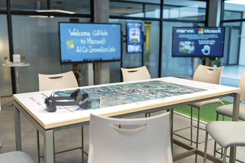 Así es el laboratorio de IA de Microsoft, ubicado en el Latu