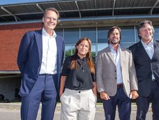 CEO de Ficus Advisory Paul Elberse, directora de Administración y Finanzas del Institut Pasteur de Montevideo Alicia Bentancor, presidente de la República Luis Lacalle Pou y Carlos Batthyány, director del instituto