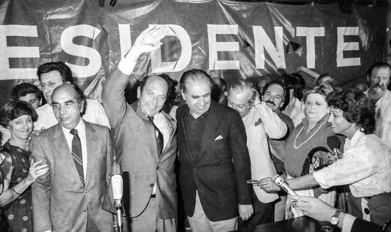 Alberto Zumarán y Julio María Sanguinetti, tras conocerse los resultados de las elecciones nacionales. A la izquierda, Aquiles Lanza. Atrás, a la derecha, Enrique Tarigo. Sede del Partido Colorado. 25 de noviembre de 1984