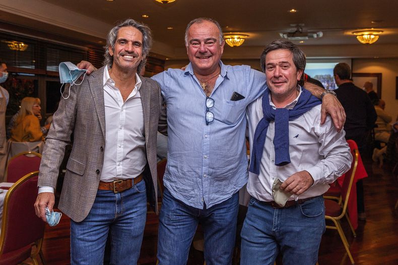 Beto de Lisa y Fernando Irazusta, de El Puesto, rodean a Federico Méndez, presidente de Los Tréboles