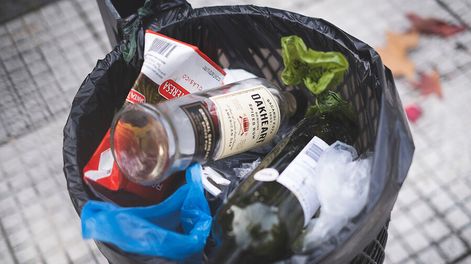 Búsqueda | Bebidas alcohólicas en un basurero en el Parque Rodó. Foto: Pablo Vignali / adhocFOTOS