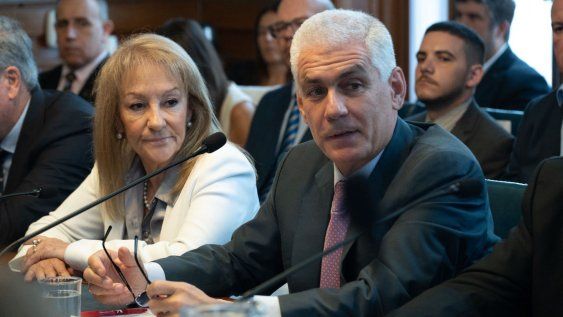 Carolina Cosse y Rodrigo Goñi durante la reunión en el Parlamento con una delegación de Estados Unidos y representantes de grandes compañías tecnológicas. Carolina Cosse y Rodrigo Goñi durante la reunión en el Parlamento con una delegación de Estados Unidos y representantes de grandes compañías tecnológicas.
