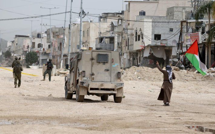 Tropas israelíes toman posiciones en una calle principal del campamento de refugiados de Nur Shams durante una operación militar israelí cerca de la ciudad cisjordana de Tulkarem.